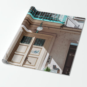 Papel De Regalo Puerta de madera marrón sobre un edificio de hormi