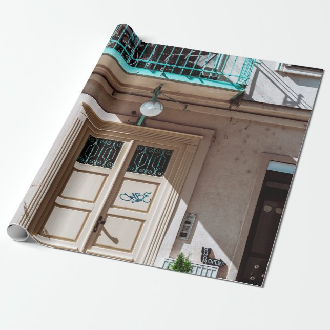 Papel De Regalo Puerta de madera marrón sobre un edificio de hormi (Desenrollado)