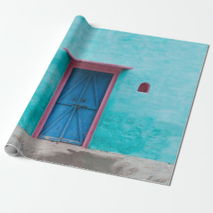 PAPEL DE REGALO PUERTA DE MADERA ROJA EN PARED DE CONCRETO AZUL