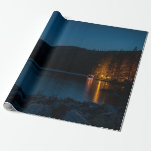 PAPEL DE REGALO PUNTO DE MADERA MARRÓN SOBRE EL LAGO AZUL DURANTE