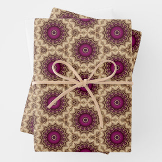 Papel de regalo púrpura y dorado.