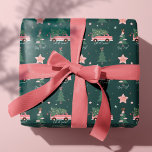 Papel De Regalo Que nieve Árbol de Navidad Verde Vintage Retro Van<br><div class="desc">Celebra la temporada mágica y festiva de vacaciones con nuestro papel de envolver de vacaciones personalizados. Nuestro diseño de vacaciones vintage presenta una mona retro montada en rosa con un árbol de Navidad. Este divertido patrón de Navidades también incorpora árboles cubiertos de nieve, serpientes, copos de nieve y las palabras...</div>