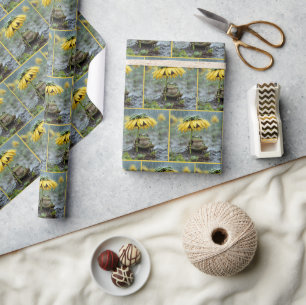 Papel De Regalo Rana bajo una sombrilla de girasol en la lluvia