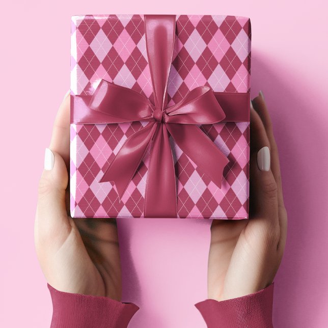 Papel De Regalo Raspberry Girona y Patrón Argyle Pequeño Rosa (Trendy Girly Birthday Wrapping Paper for Her. Cute Pink and Purple Argyle Pattern with Dotted Lines.)