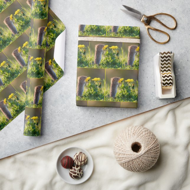 Papel De Regalo Ratón oliendo un diente de león amarillo (Artesanía)