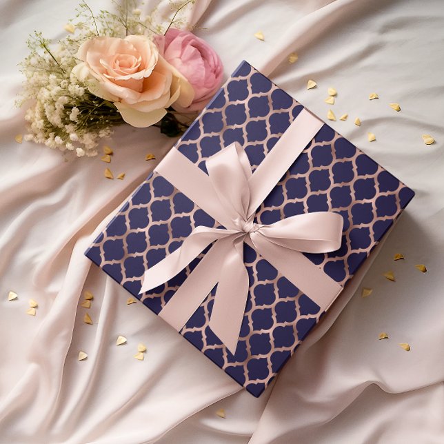 Papel De Regalo Relieve metalizado dorado falso Rosa y quatrefoil  (Faux Rose Gold Foil and Navy Blue Quatrefoil Wrapping Paper)