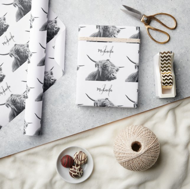 Papel De Regalo Retrato de vaca Highland monograma inicial blanco  (Artesanía)