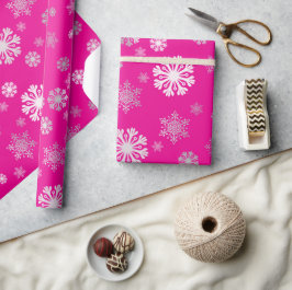 Papel de regalo rosa con copos de nieve plateados 