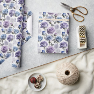 Papel De Regalo Rosas lavanda y azules sobre un gris nublado