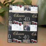 Papel De Regalo Saludos a 40 Red Wine Glass Photo 40th Birthday<br><div class="desc">Saludos a 40 Vidrio Rojo Foto 40 Papel envuelto de cumpleaños. Tres vasos de vino tinto,  tipografía de moda en tonos blancos y dorados y fondo negro. Personaliza el ajuste de regalo con tu foto y el número de edad.</div>