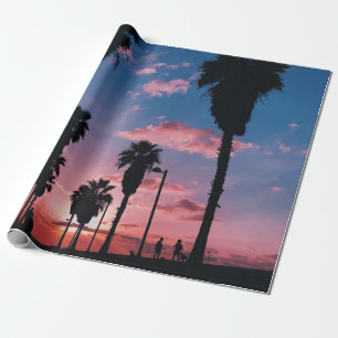 Papel De Regalo Silueta de árbol bajo un cielo nublado
