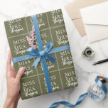 Papel De Regalo Simple Miss a la señora Green Sage Bridal Shower<br><div class="desc">Diseñado para concordar con nuestra rústica colección botánica. Sorprenda a la futura novia con un papel de envoltura de personalizado. El diseño presenta un diseño sencillo con un encabezado que lee miss to mrs encerrado por dos cuadrados</div>