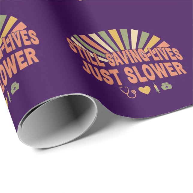 Papel De Regalo Still Saving Lives Just Slower Funny Retired Nurse (Esquina del rollo)