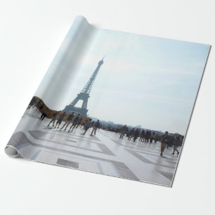 PAPEL DE REGALO TORRE EIFFEL DETRÁS DEL EDIFICIO CONCRETO