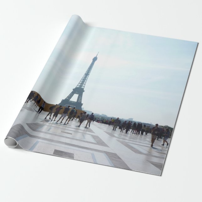 PAPEL DE REGALO TORRE EIFFEL DETRÁS DEL EDIFICIO CONCRETO (Desenrollado)