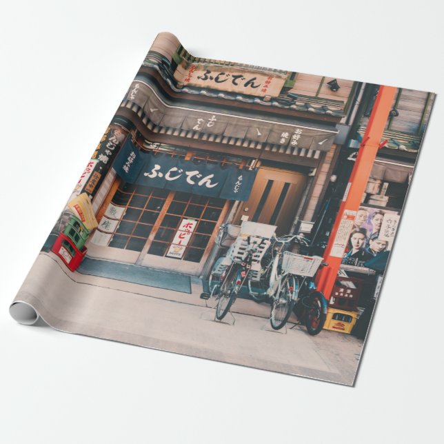 PAPEL DE REGALO TRES BICICLETAS ESTACIONADAS FRENTE AL EDIFICIO (Desenrollado)