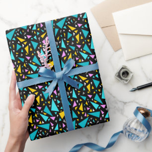 Papel De Regalo Triángulos colores azul amarillo sobre fondo negro