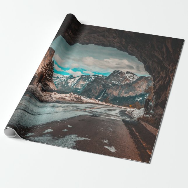 PAPEL DE REGALO TÚNEL DE CARRETERA VACÍO QUE LLEVA A MONTAÑAS (Desenrollado)