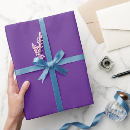 Papel De Regalo Un fondo morado liso con textura vertical sutil