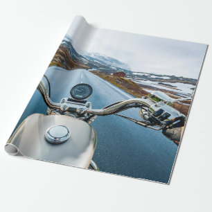 Papel De Regalo Un motociclista recorre una carretera resbaladiza