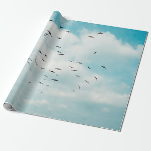 Papel De Regalo Un rebaño de paloma gris vuela sobre el cielo azul