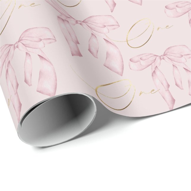 Papel de regalo uno con lazo rosa lindo (Esquina del rollo)