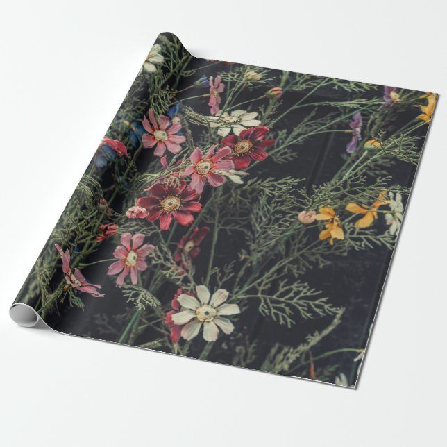 Papel De Regalo Varias flores sobre el fondo de madera negra. Ab (Desenrollado)