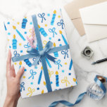Papel De Regalo Velas de Chanukah quemando oro azul blanco<br><div class="desc">Añade un poco de color y brillo vacacional con este divertido diseño de papel de envoltura de Chanukah. Apropiado para niños o adultos, necesidades de envoltura de regalos corporativos o familiares. Hay bolsas de regalo coordinadas, papel tisular y cinta para una completa apariencia de Chanukah, o puedes mezclar y emparejar...</div>