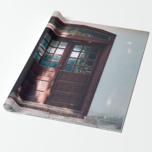PAPEL DE REGALO VENTANA DE MADERA MARRÓN EN MURO DE CONCRETO AZUL