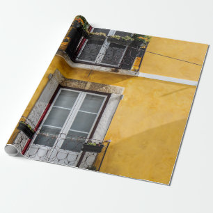 PAPEL DE REGALO VENTANALES DE MADERA BLANCA Y PARED PINTADA AMARIL