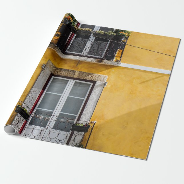 PAPEL DE REGALO VENTANALES DE MADERA BLANCA Y PARED PINTADA AMARIL (Desenrollado)