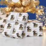 Papel De Regalo Vintage Christmas Dachshund Puppy Cute Perro Retro<br><div class="desc">Este diseño presenta una imagen vintage de un adorable perro cachorro dachshund, de color negro y marrón, y un árbol de Navidad. Está mirando hacia arriba, con ojos marrones oscuros, y tiene parte del árbol en la boca. Él tiene un collar rojo y un corazón que se rompe. Debajo de...</div>