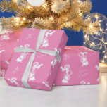 Papel De Regalo Vintage Christmas elegante chica de compras blanco<br><div class="desc">Una imagen vintage de un chica con regalos de Navidad en un patrón con mistletoe y el texto Feliz Navidad. En blanco sobre rosado.</div>