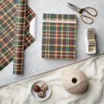 Papel De Regalo Vintage Christmas Plaid Red and Green<br><div class="desc">Este envoltorio de regalo precoz presenta una vintage manta de Navidad en rojo y verde.</div>