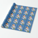 Papel De Regalo Vintage Christmas, Retro Jolly Santa Claus<br><div class="desc">Diseño de vacaciones de Navidades de ilustracion de época con un Santa Claus flotante frente a un pueblo cubierto de nieve. Cinta con estrellas y Navidades enmarcan la escena.</div>