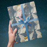 Papel De Regalo Vintage Christmas Victorian Angel con estrellas Ro<br><div class="desc">Imagen de festividad religiosa de Navidades de ilustracion de época con un ángel victoriano en el cielo nocturno con brillantes estrellas. Esta angélica dama está arrojando flores rosadas en una pequeña ciudad o pueblo en la nieve en invierno.</div>