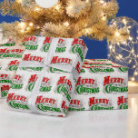 Papel De Regalo Vintage Red and Green Merry Christmas Wrapp<br><div class="desc">Este papel envuelto de Navidades brillantes y alegres usa un tipo de letra vintage para decir Feliz Navidad . Los colores tradicionales de rojo y verde le harán sentir como Navidad.</div>