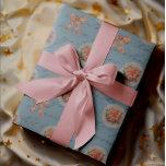 Papel De Regalo Vintage Rosas antiguos se doblan en toile<br><div class="desc">Envía un mensaje dulce con este hermoso diseño de estilo vintage. Las letras antiguas sobre un fondo azul descolorido constituyen el escenario de este ramo rosa sobre un encaje de estilo antiguo. Los arcos de tela rosa y blanco completan el patrón.</div>
