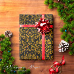 Papel De Regalo Vintage victoriano Gótico Black Gold Damask Shabby<br><div class="desc">Descubra el encanto de nuestro Vintage libro de envolver Shabby de Shabby con Damask de oro negro gótico. El elegante diseño Damask, muy intrincado, lujoso negro y dorado, crea un aspecto chic y chic, perfecto para todo tipo de celebraciones. Entendemos el estrés de envolver regalos, por eso somos su pareja...</div>