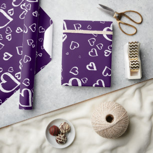 Papel de regalo violeta con corazones blancos