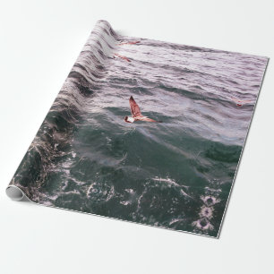 PAPEL DE REGALO VOLANDO MARÍTIMO SOBRE LAS OLAS DEL MAR
