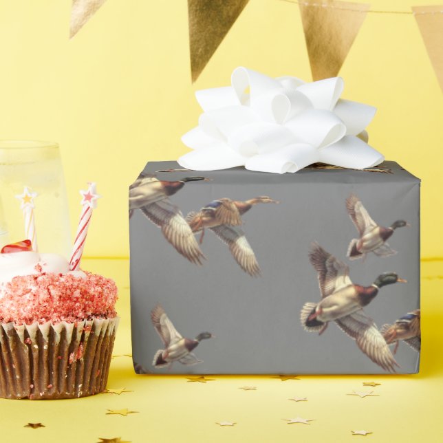 Papel De Regalo Volando Patos Mallard Sobre Gris (Fiesta de cumpleaños )