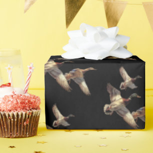Papel De Regalo Volando Patos Mallard Sobre Negro