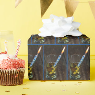 Papel De Regalo Whiskey Glass con velas de cumpleaños