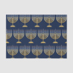 Papel De Seda Chanukah menorah judío<br><div class="desc">Menorá judía con velas sobre papel azul de fondo.</div>