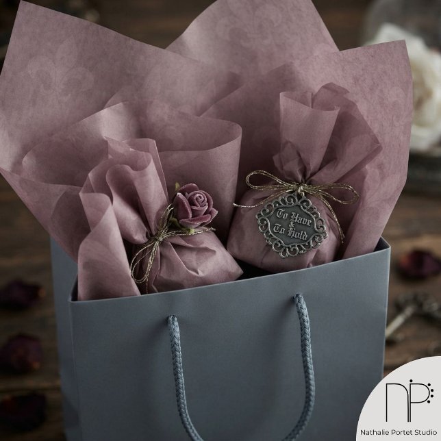 Papel de seda con estampado de flor de lis en rosa (Dusty pink fleur-de-lis pattern tissue paper featuring fine-line ink work and a chic noir aesthetic.)