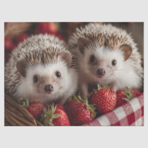 Papel De Seda Cute Hedgehogs buscando desde una cesta de fresas
