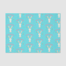 Feliz conejito blanco de Pascua en azul