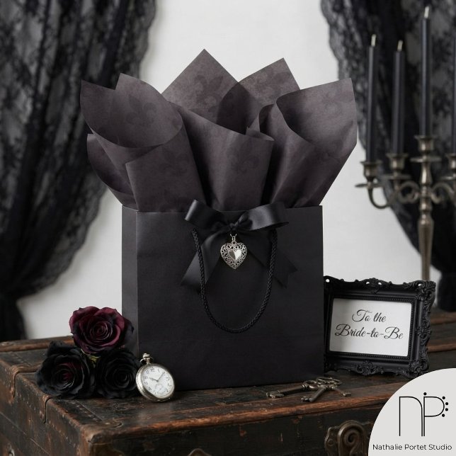 Papel de seda Fleur de Lis gótico ciruela malhumor (Rich eggplant purple gothic tissue paper featuring a fine-line fleur de lis pattern design.)