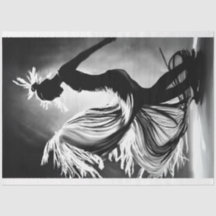 Foto de mujer bailando en blanco negro